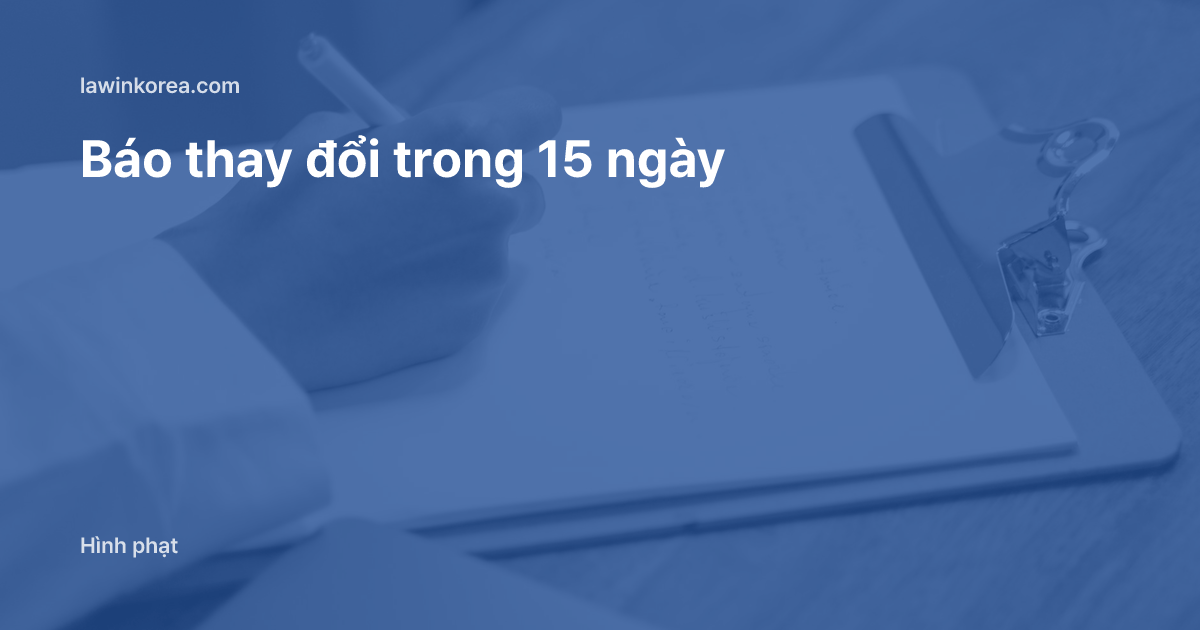 Bàn tay viết trên bìa kẹp giấy trên bàn gỗ: Vừa đổi hộ chiếu mới: báo thay đổi thông tin đăng ký người nước ngoài trong 15 ngày, trễ sẽ bị phạt