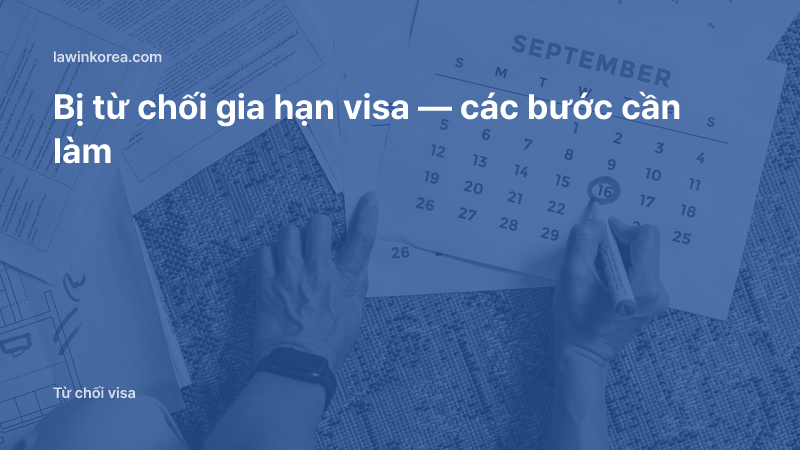 Ảnh bàn tay đánh dấu ngày hạn trên lịch đặt trên giấy tờ: Bị từ chối gia hạn visa — các bước cần làm