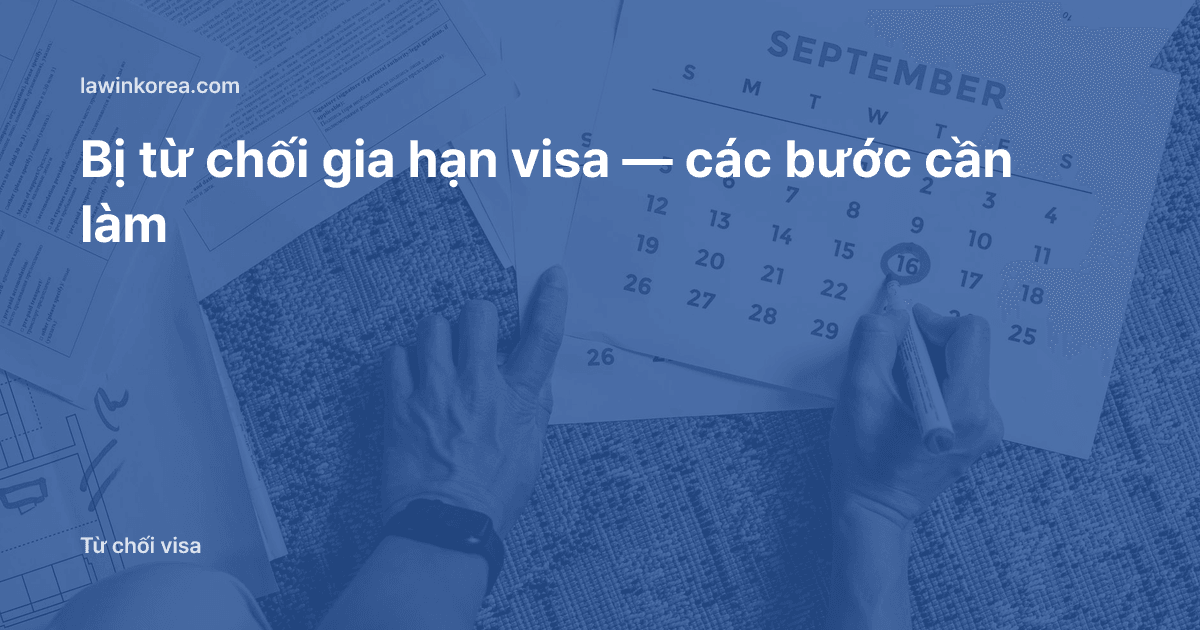 Ảnh bàn tay đánh dấu ngày hạn trên lịch đặt trên giấy tờ: Bị từ chối gia hạn visa — các bước cần làm